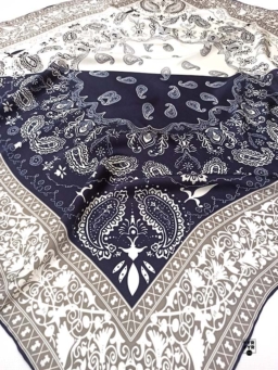шелковый платок с узором пейсли